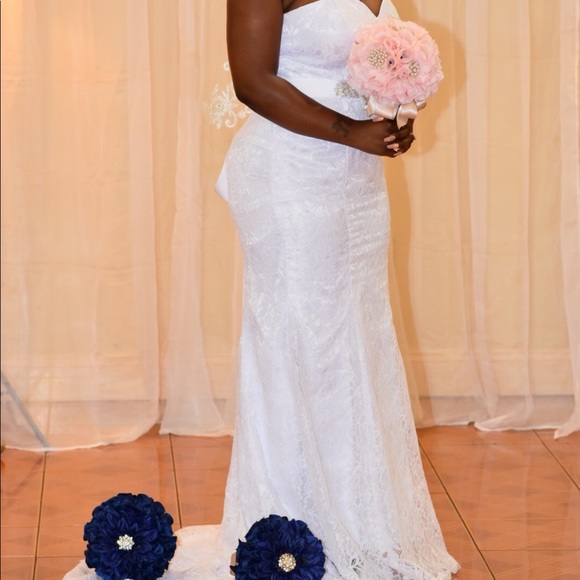 Elegant White Lace Mermaid Wedding Dress - Picture 2 of 8